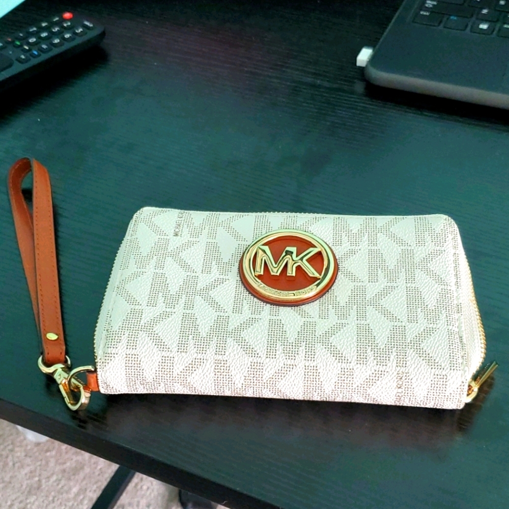 Michael Kors wristlet/ phone case wallet combo